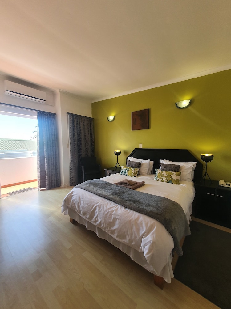 Deluxe Double Room, 1 Queen Bed, Non Smoking, Garden View