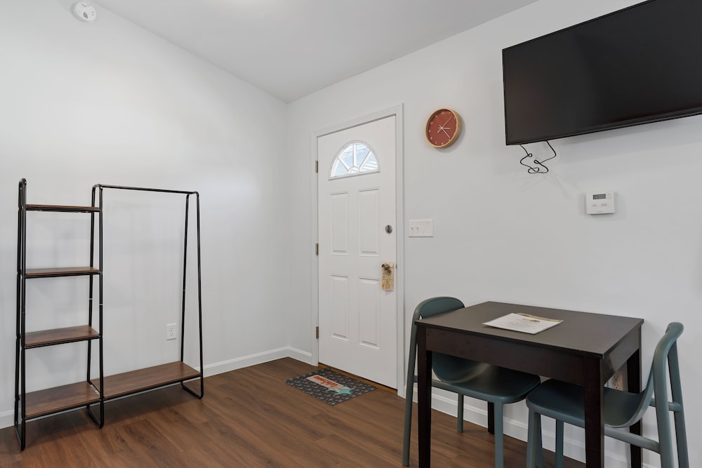 Standard Two Queen Cabin with Kitchenette photo 3