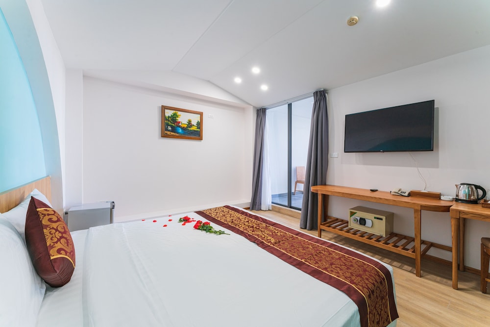 Senior Double Room, Partial Sea View - Photo 7