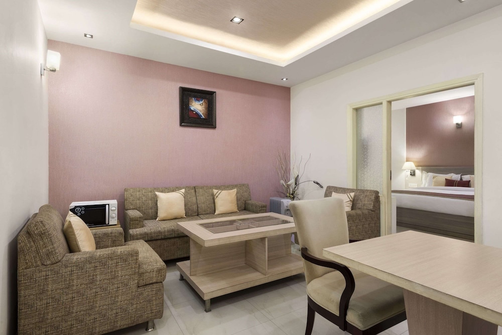 Suite, 1 King Bed, Smoking