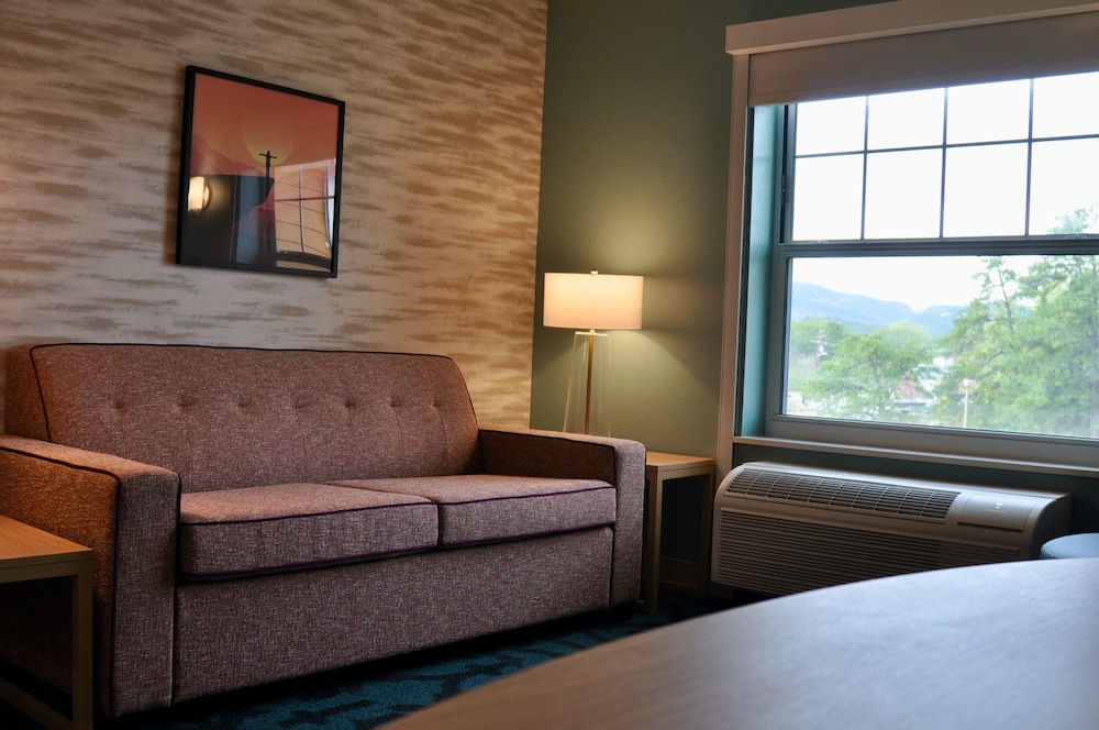 Suite, 1 King Bed with Sofa bed (Mobility & Hearing, Roll-in Shower) - Photo 2