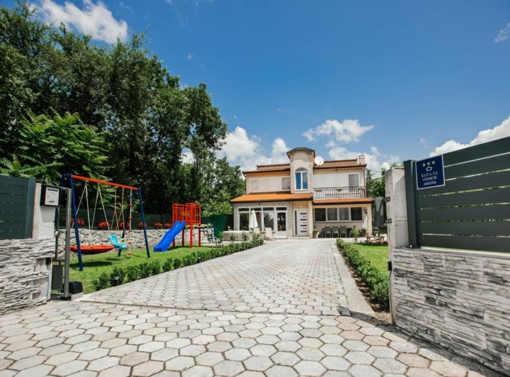 House (Four Bedroom Holiday Home with Swimmi)