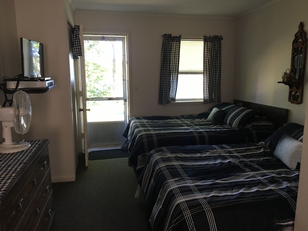Basic Room, 2 Double Beds photo 2
