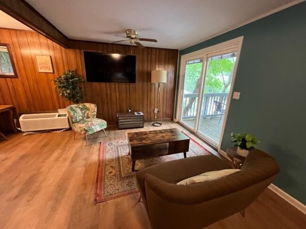 Deluxe Cabin, 1 Queen Bed, River View photo 3