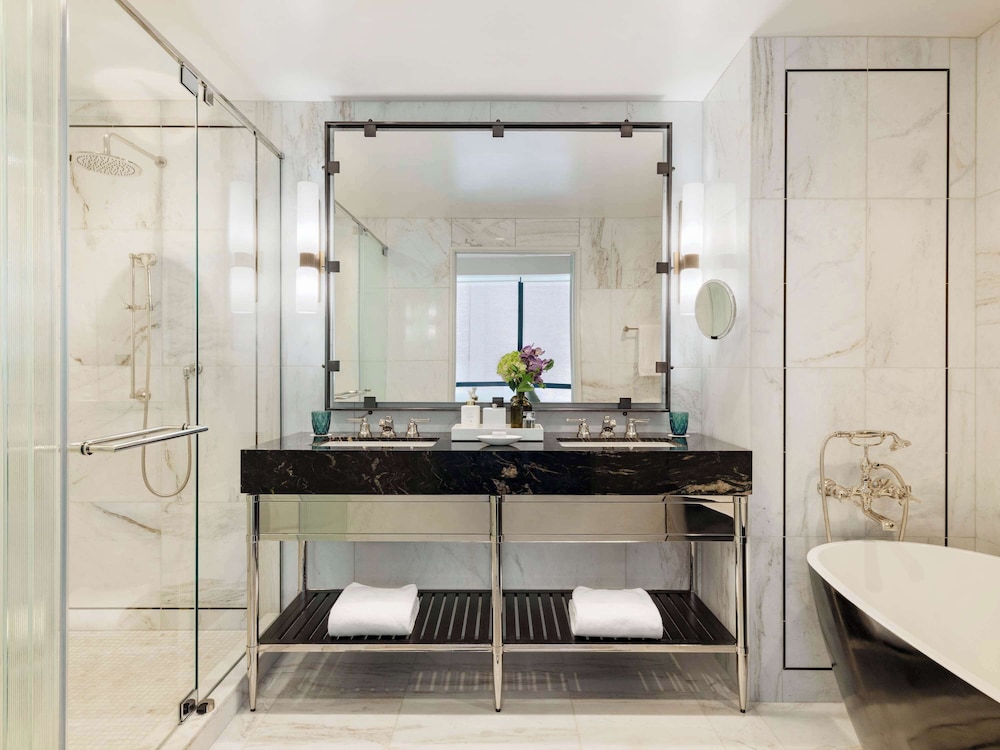 Suite, 1 King Bed, Bathtub (Emerald) thumbnail 5
