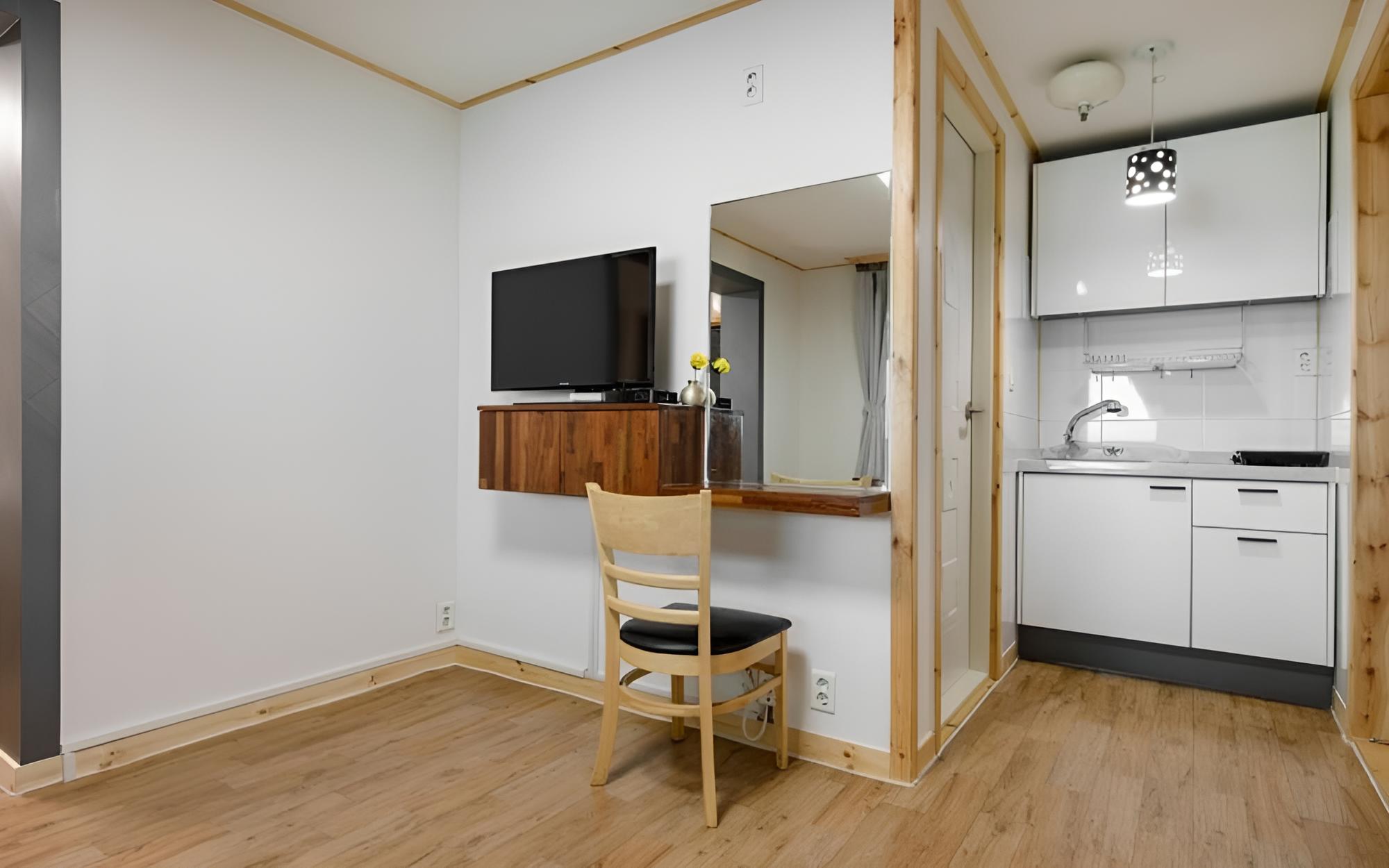 Room (Room 202) - Photo 13