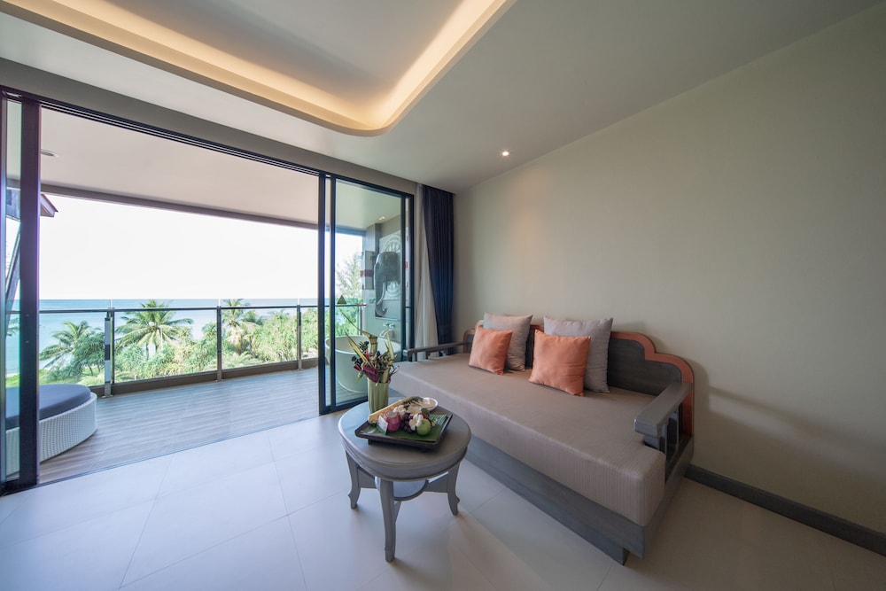Deluxe Room with Sea View photo 3
