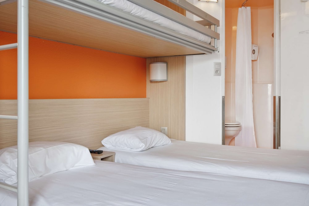 Standard Room, 3 Twin Beds - Photo 5