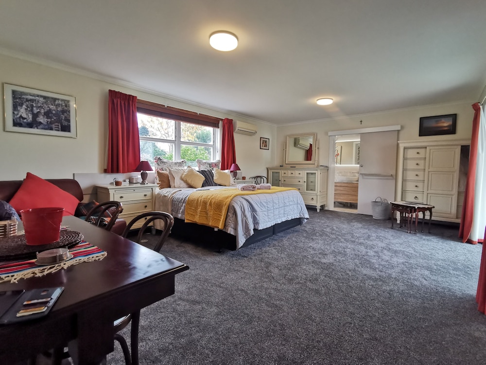 Deluxe Double or Twin Room, 1 Bedroom, Patio, Courtyard View photo 2