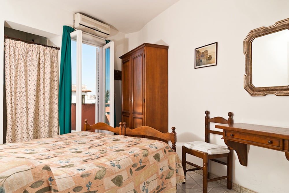 Economy Double or Twin Room, Private Bathroom - Photo 6