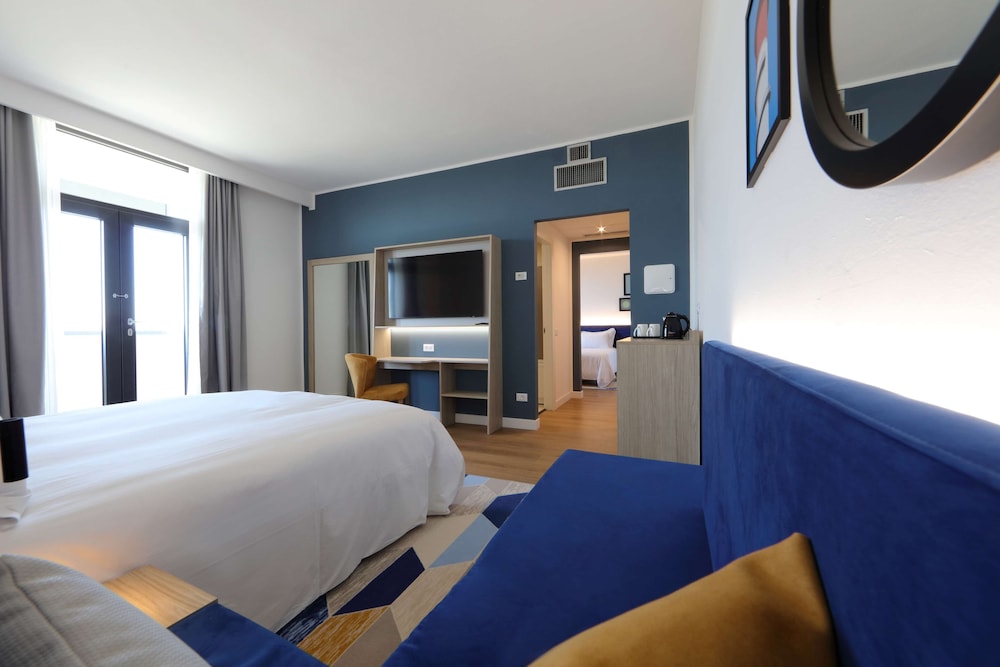 Room, 1 King Bed, Corner photo 2