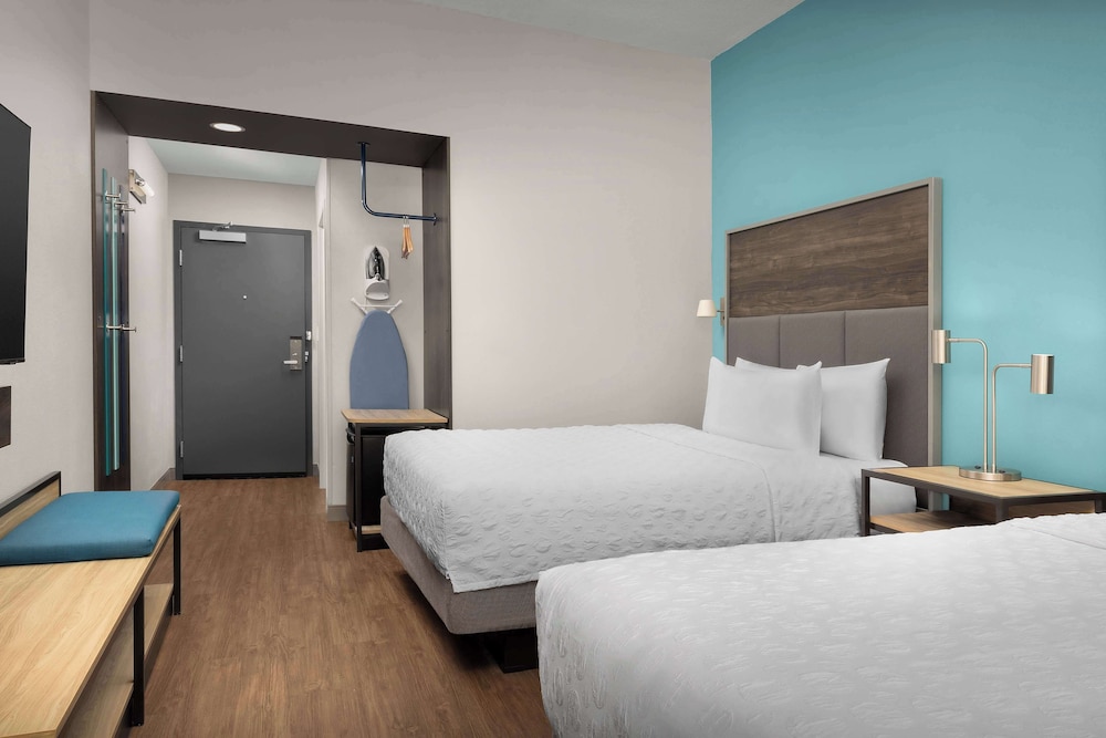 Room, 2 Queen Beds, Bathtub - Photo 2