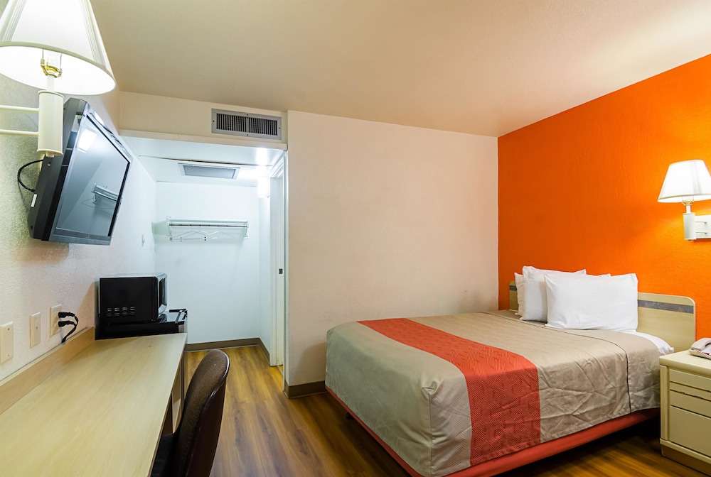 Standard Room, 1 Double Bed, Smoking, Refrigerator & Microwave photo 1