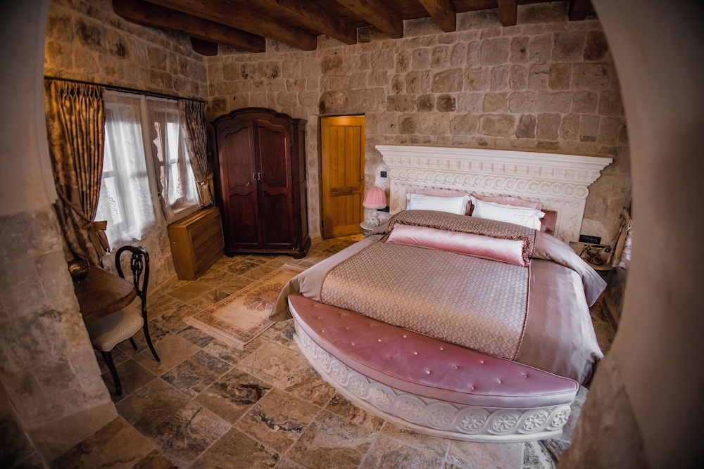 Royal Cave Suite photo 3
