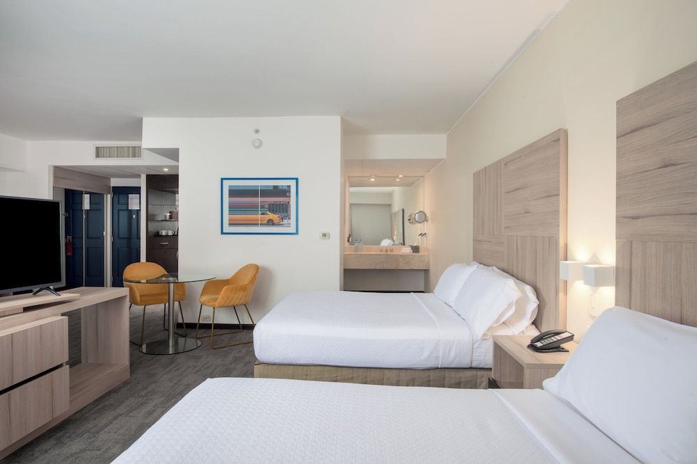 Premium Room, Multiple Beds, City View - Photo 4
