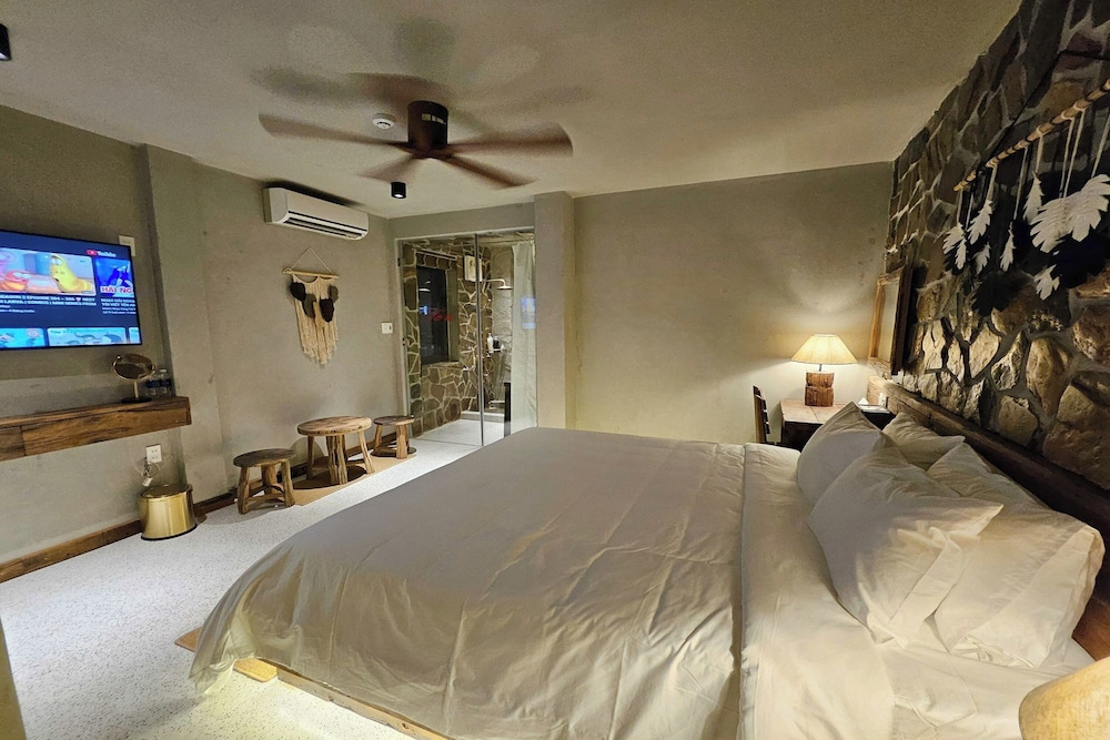 Deluxe Queen Room - Photo 15