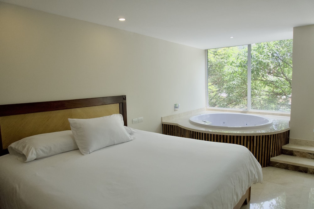 Deluxe Room, Jetted Tub - Photo 5
