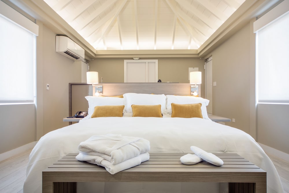 Junior King Suite with Private Solarium Pool View and Partial Ocean View