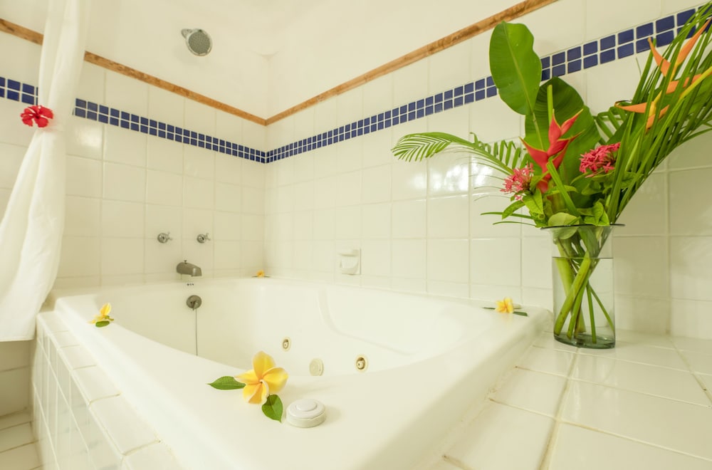 Honeymoon Loft, 1 King Bed, Bathtub, Pool View - Photo 4