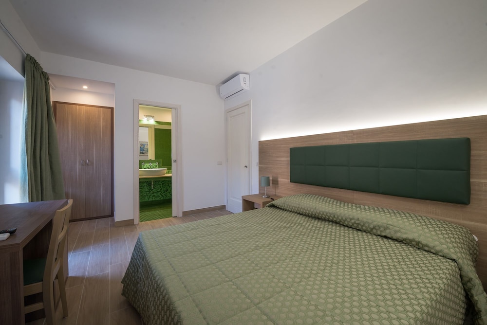 Standard Double or Twin Room photo 2