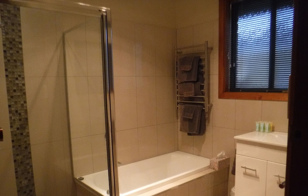 House, 3 Bedrooms, 2 Bathrooms photo 2