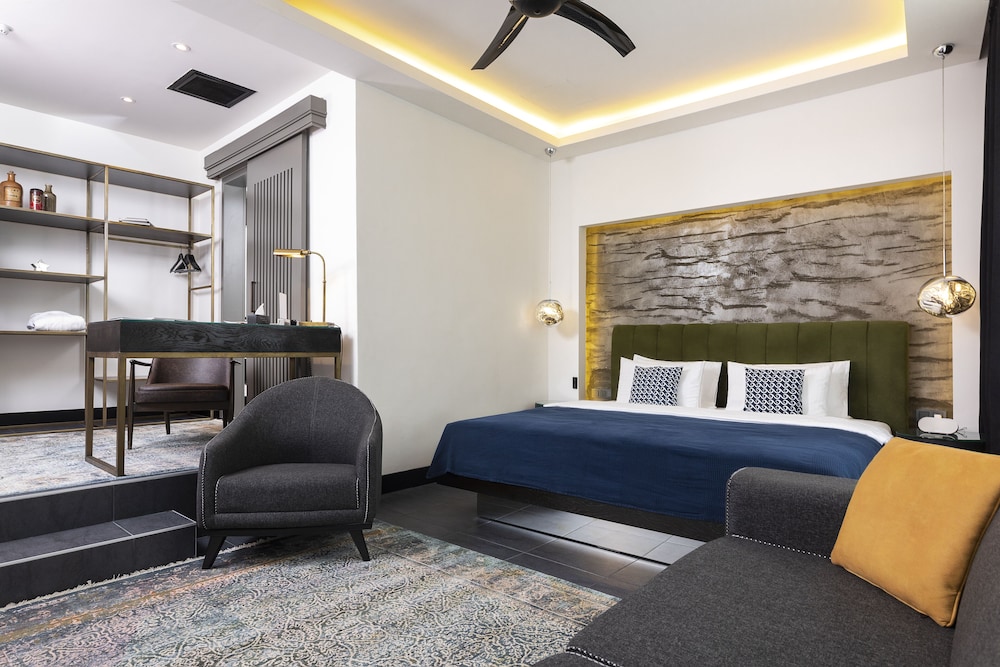 Junior Studio Suite, 1 King Bed, Balcony, City View photo 2