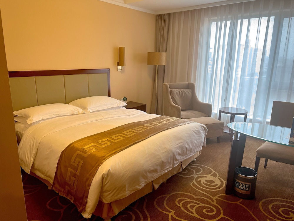 Standard King Room thumbnail 5