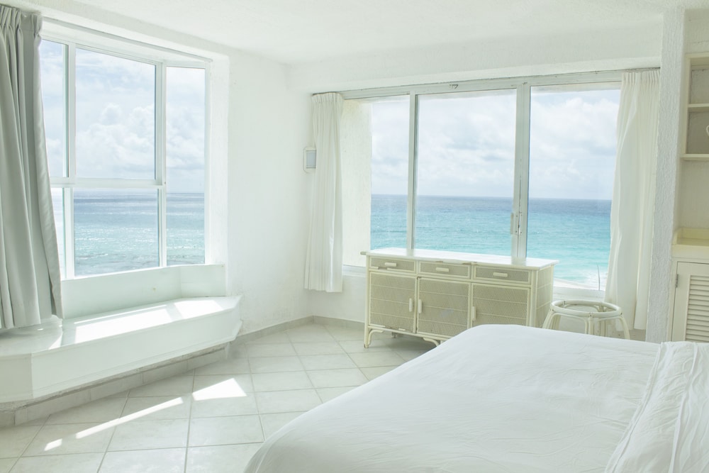 3602: Economy Condo, 1 Bedroom, Sea View, Oceanfront