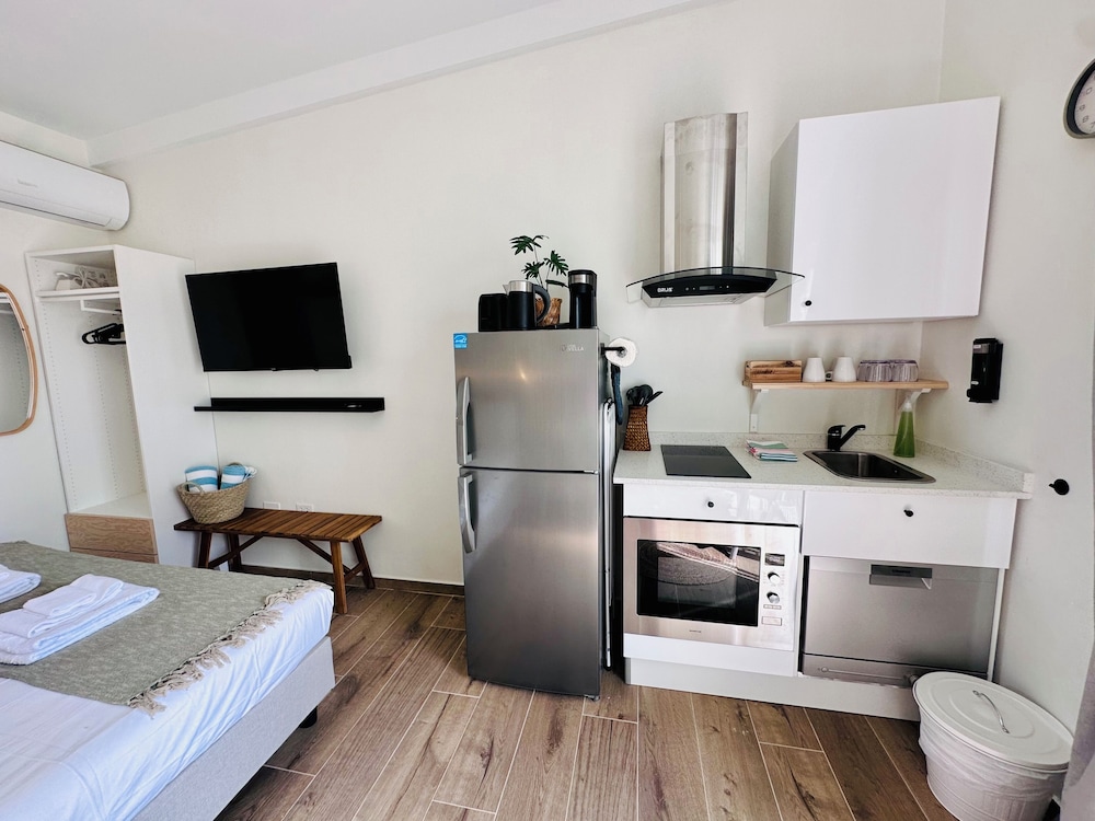Deluxe Studio, 1 Queen Bed, Private Pool, Pool View photo 3
