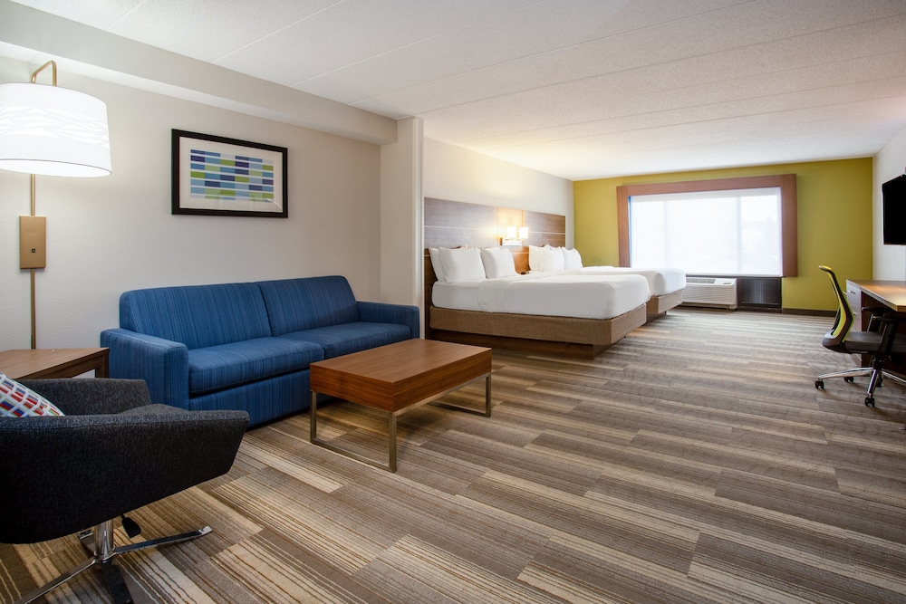 Suite, Multiple Beds (Additional Living Area) - Photo 4