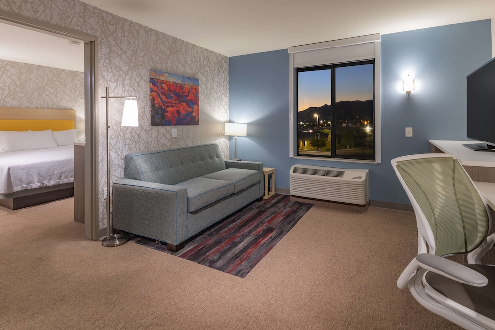 Suite, 1 Queen Bed, Accessible, Bathtub photo 2