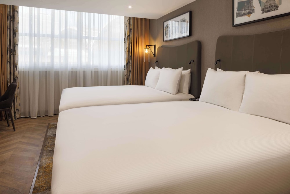 Suite, 2 Double Beds thumbnail 5