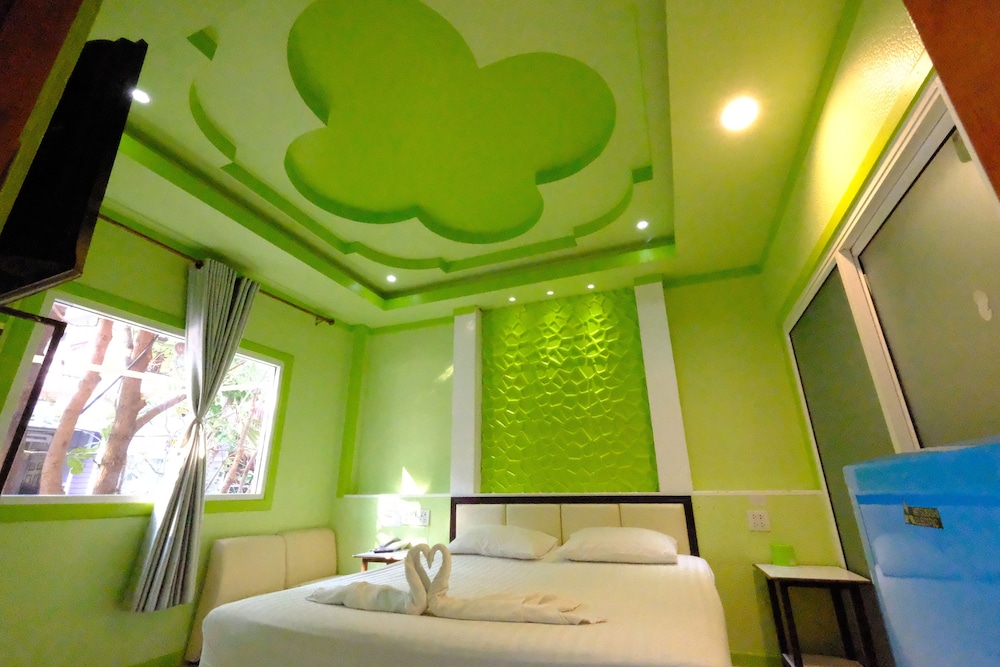 Deluxe Room, 1 King Bed, Non Smoking, Ensuite photo 3