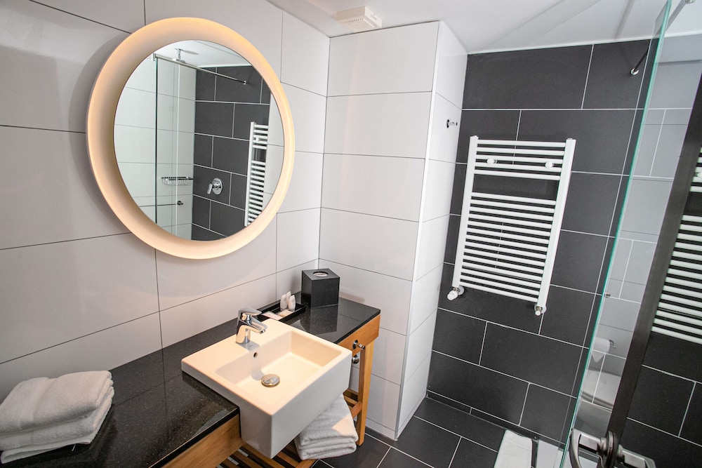Room, 2 Double Beds, City View thumbnail 5