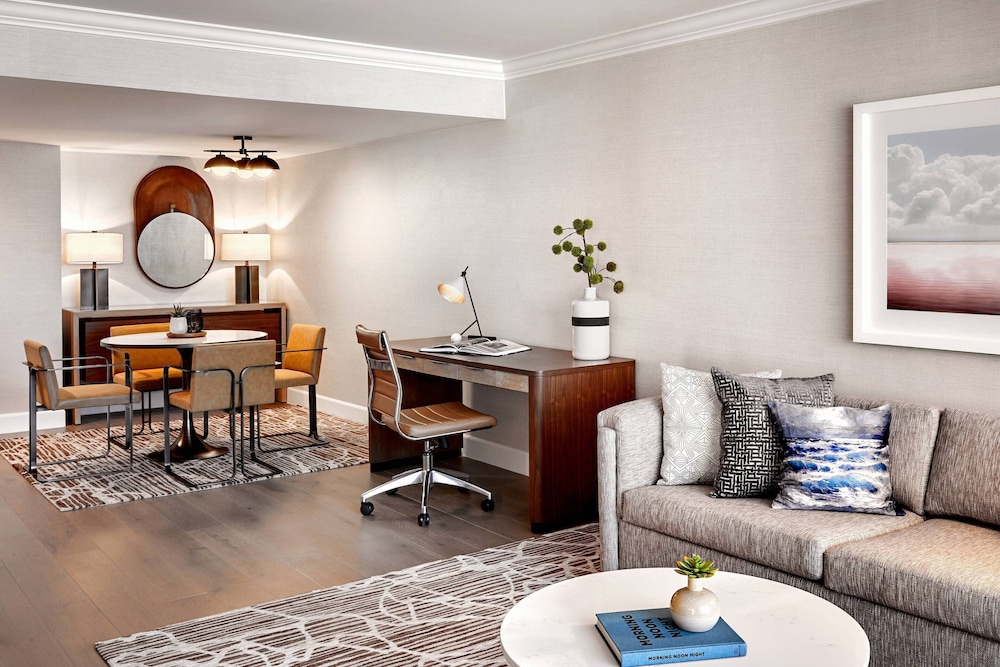 Signature Suite, 1 Bedroom, Balcony - Photo 1
