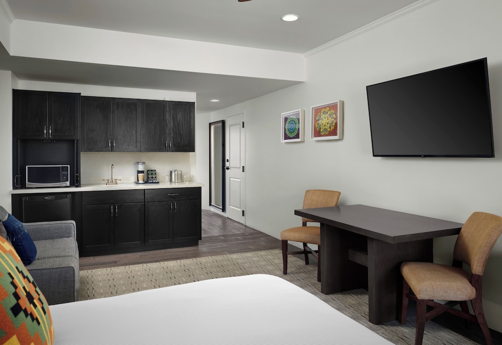 Signature Room, 1 King Bed, Mobility Accessible (Grove) - Photo 4