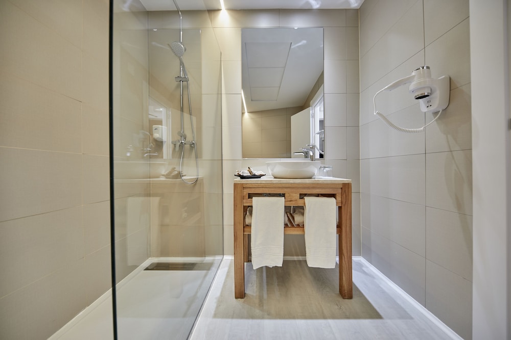 Family Triple Room, Partial Sea View (2 adults and 1 child) - Photo 4