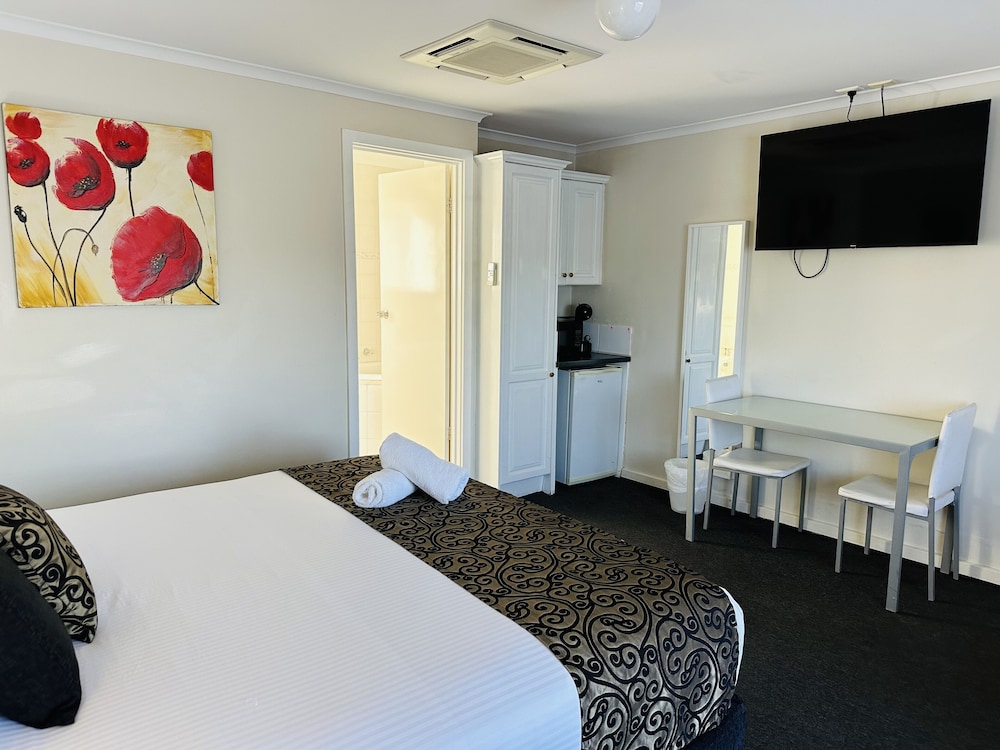 Deluxe Room, 1 King Bed, Bathtub, Valley View - Photo 3