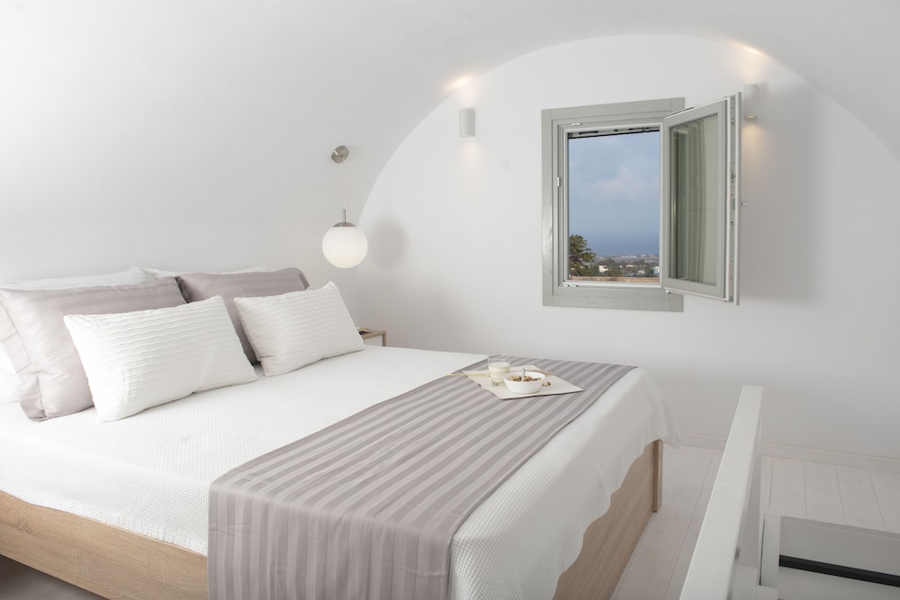 Deluxe Suite, Partial Sea View