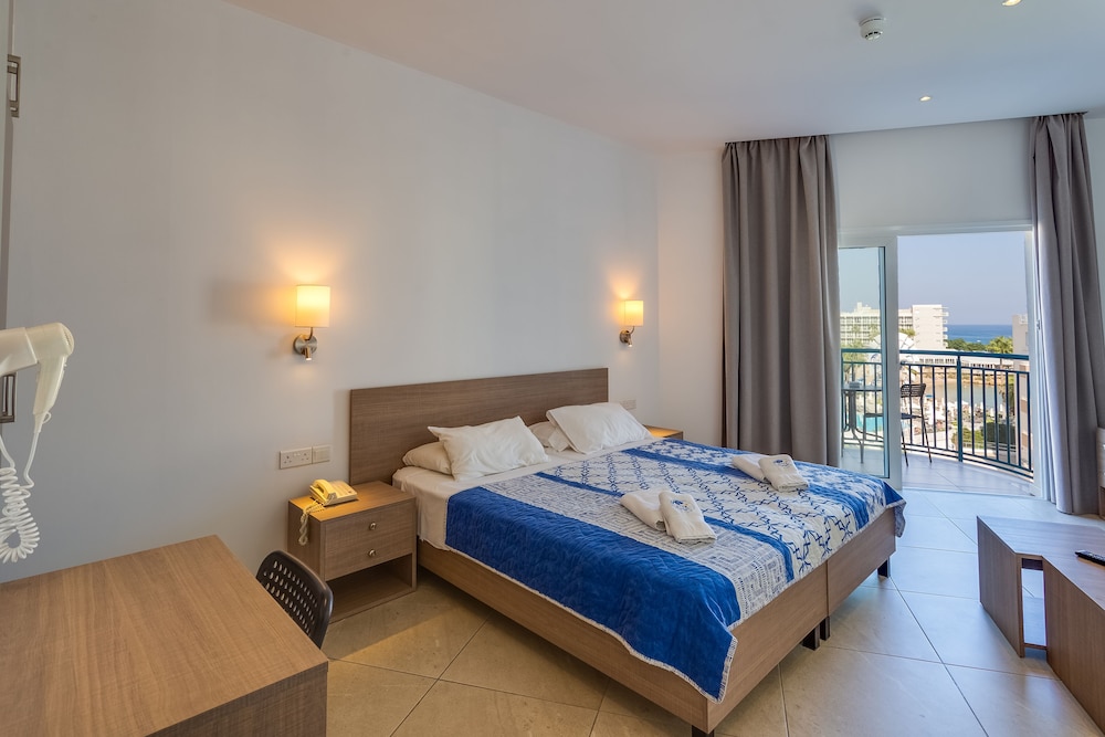 Superior Double or Twin Room, Partial Sea View