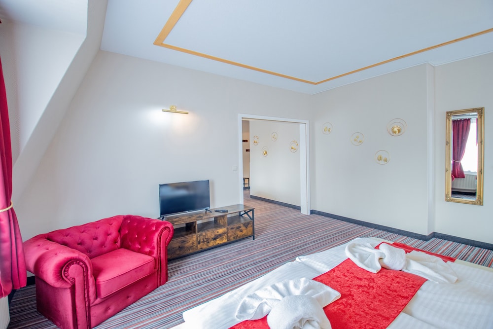 Lake View Jacuzzi Suite photo 3