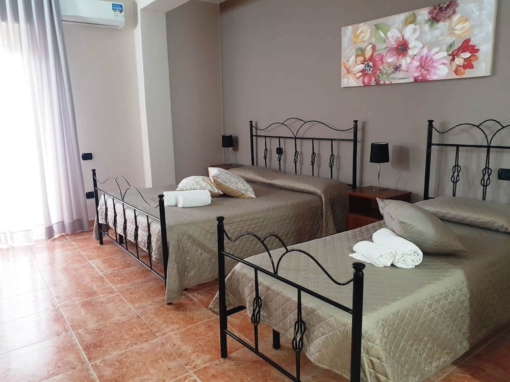 Standard Triple Room, Private Bathroom (Tripla Finestra) photo 1