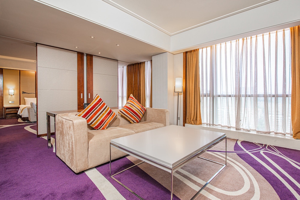 Suite, 1 King Bed, Club Lounge Access - Photo 2