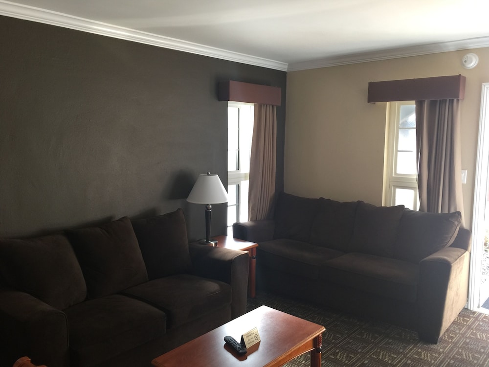 Suite, 2 Queen Beds, Kitchen photo 1