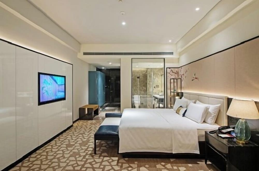 Elegant  Room, 1 King Bed photo 1
