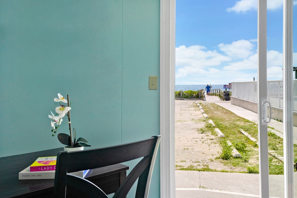 Room, 2 Queen Beds, Oceanfront photo 2
