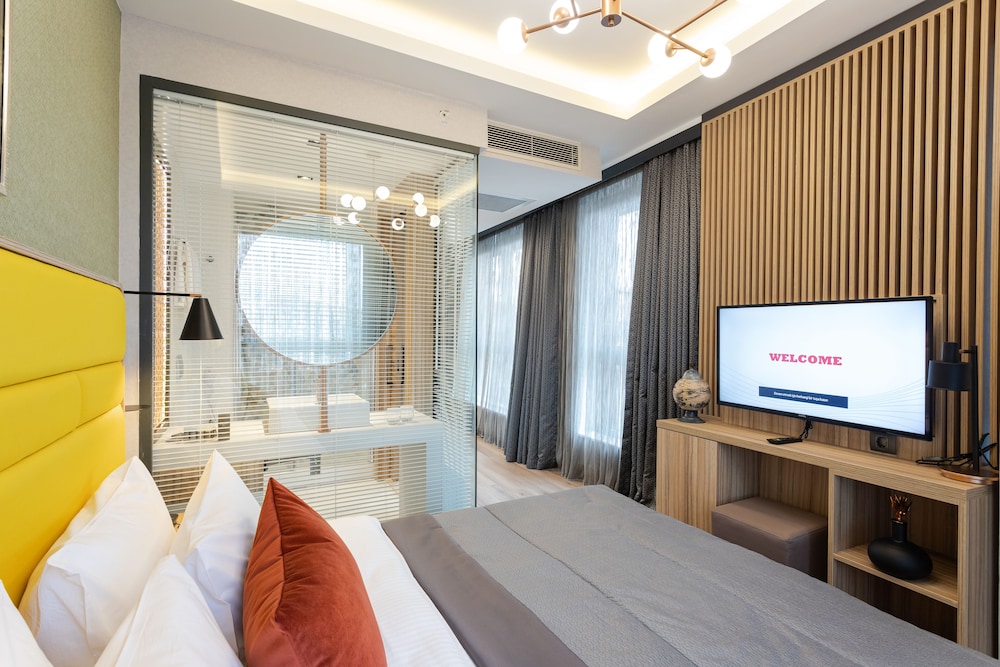 Suite - Photo 1