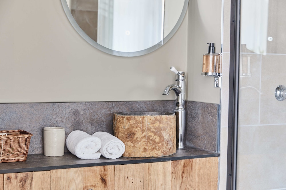 Deluxe Twin Room, Ensuite - Photo 7