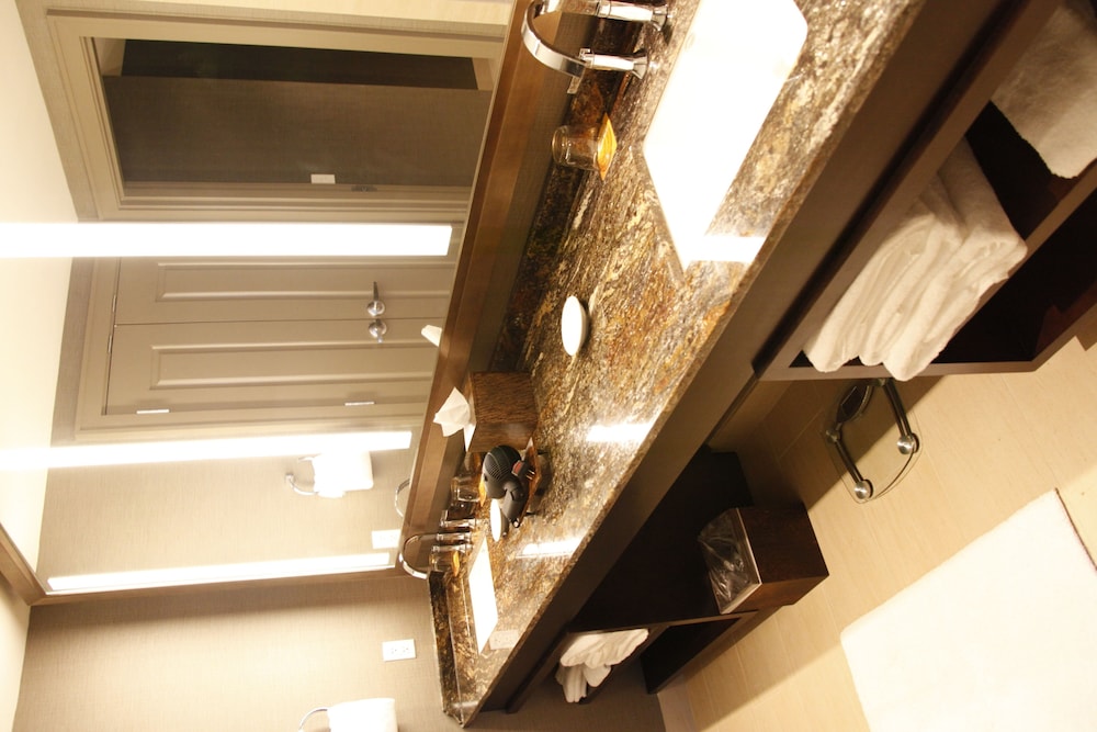 Accessible Platinum King Suite Non-Smoking photo 2