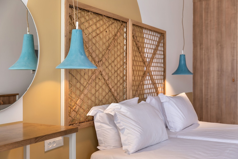 Double Room, Sea View (Pool Front) - Photo 7